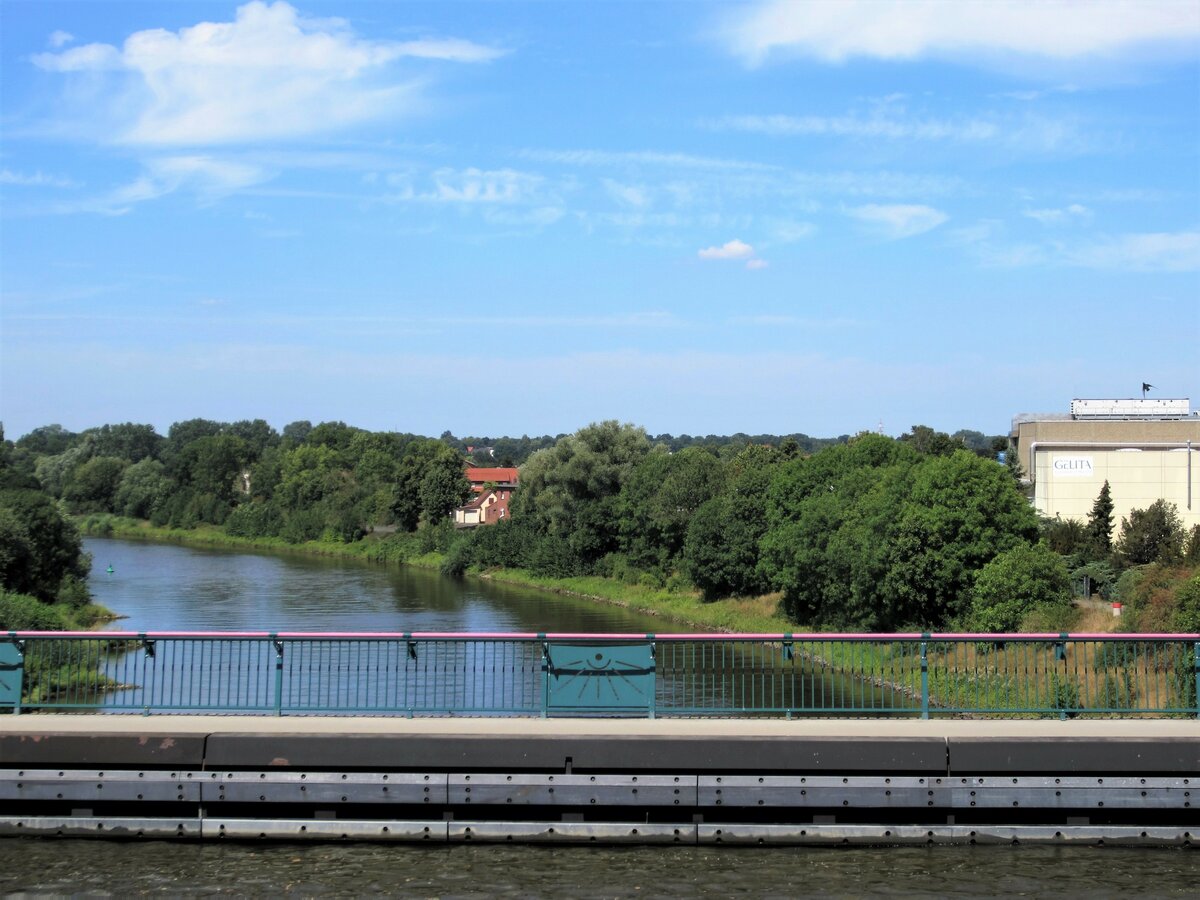 Passage der Trogbrücke des Mittellandkanals bei Minden mit Blick auf die Weser am 03.08.2022