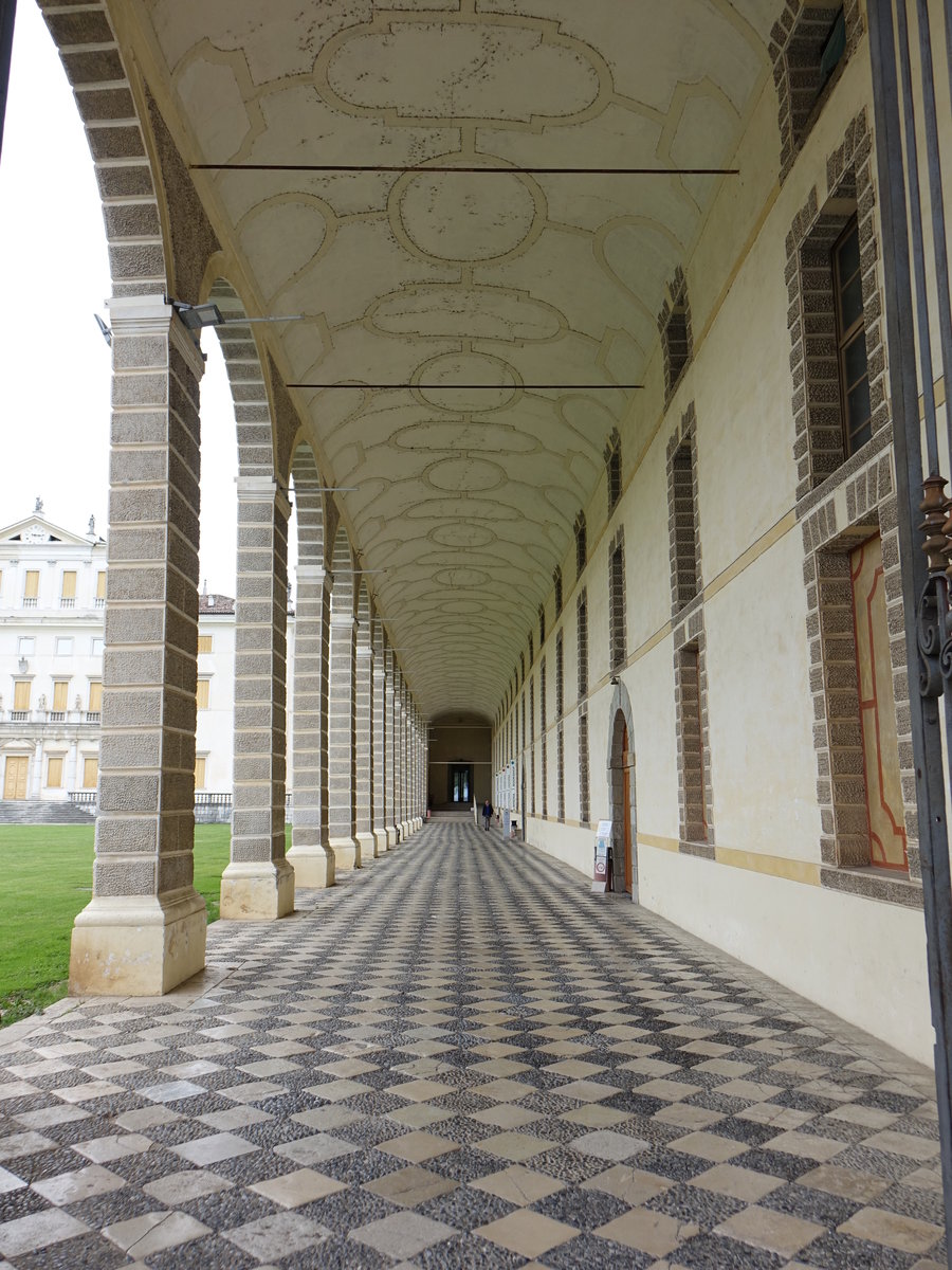 Passariano, Arkadengang in der Exedra der Villa Manin (06.05.2017)