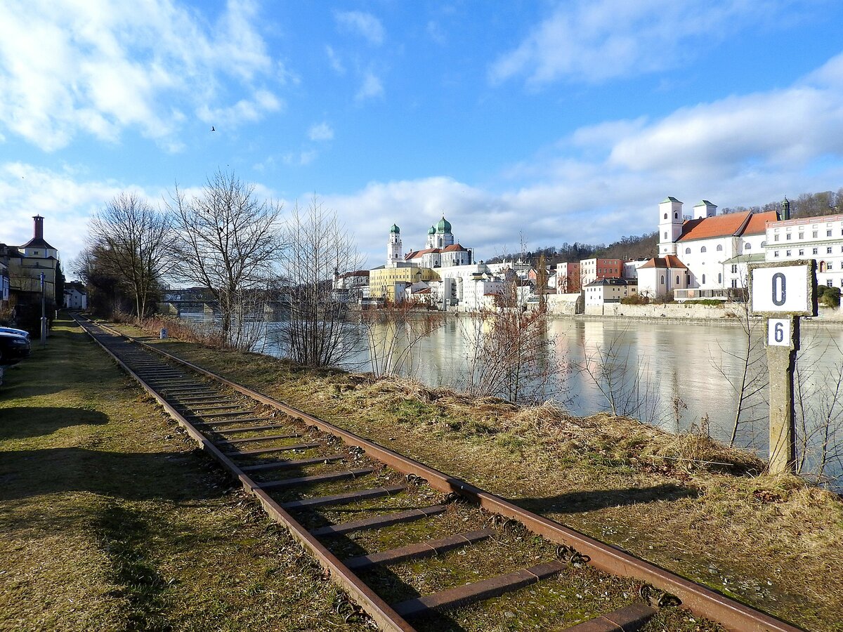 Passau am Strom(Inn) bzw. Gleis(Grantibahn); rechts im Hintergrund der prchtige Dom St. Stefan, und links der Schlot der Innstadtbrauerei; 220209