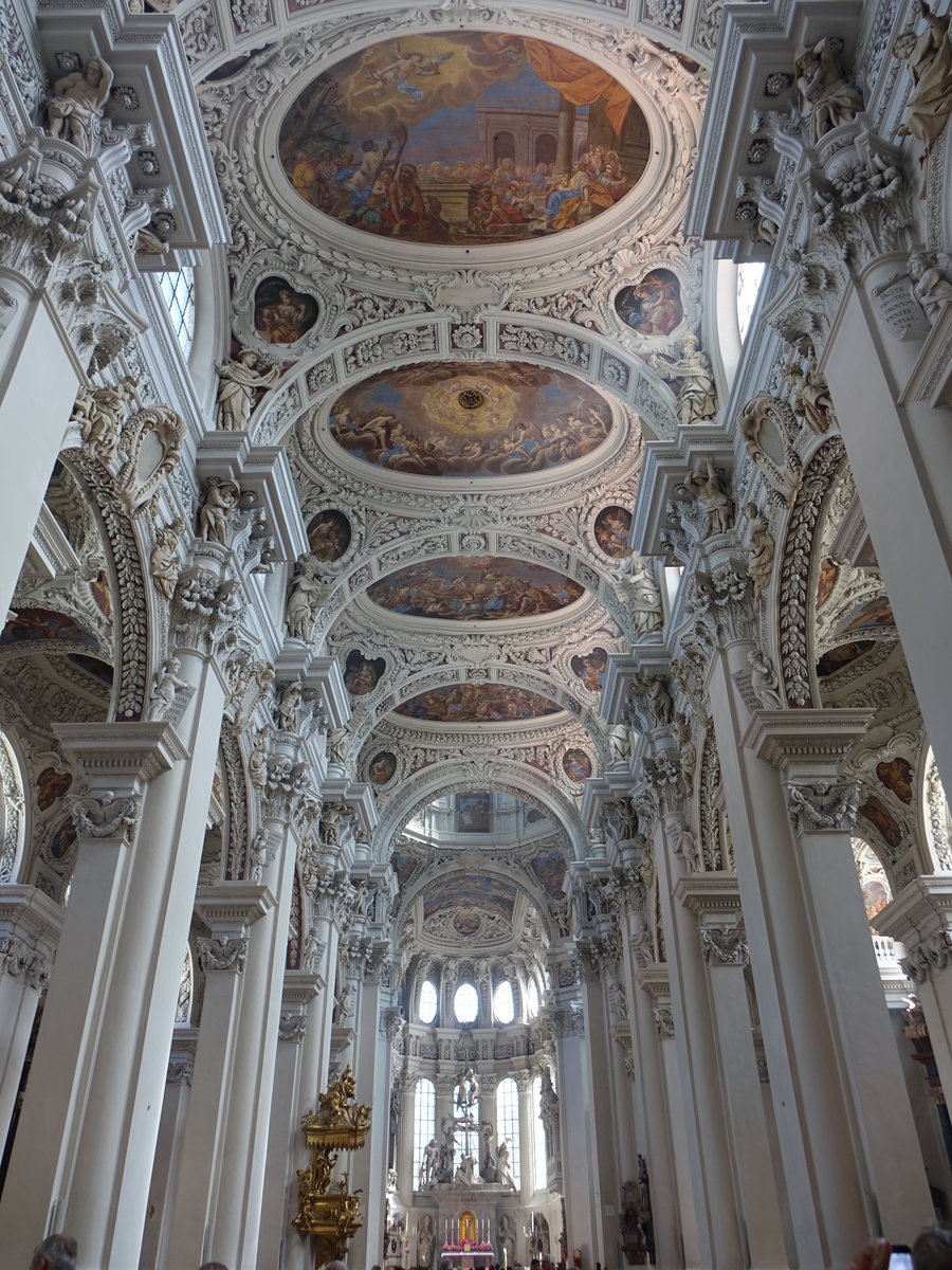 Passau, barocker Innenraum des Doms St. Stephan. Die Innenausstattung schuf Giovanni Battista Carlone, die Fresken wurden von Carpoforo Tencalla und Carlo Antonio Bussi gemalt (22.04.2019)