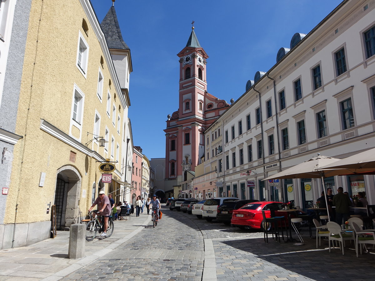 Passau, Blick auf den Rindermarkt mit Stadtpfarrkirche St. Paul (22.04.2019)