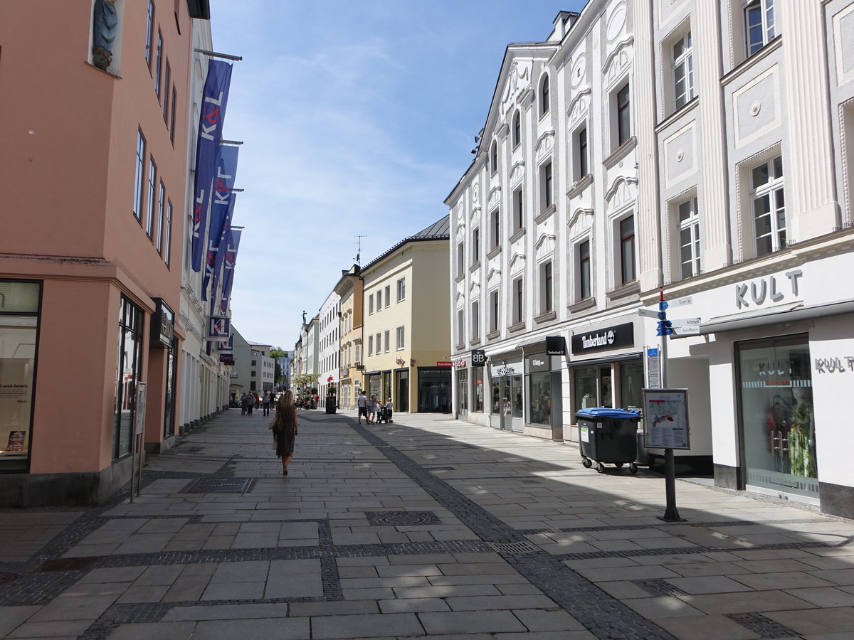 Passau, Huser in der Strae Heuwinkel in der Altstadt (22.04.2019)