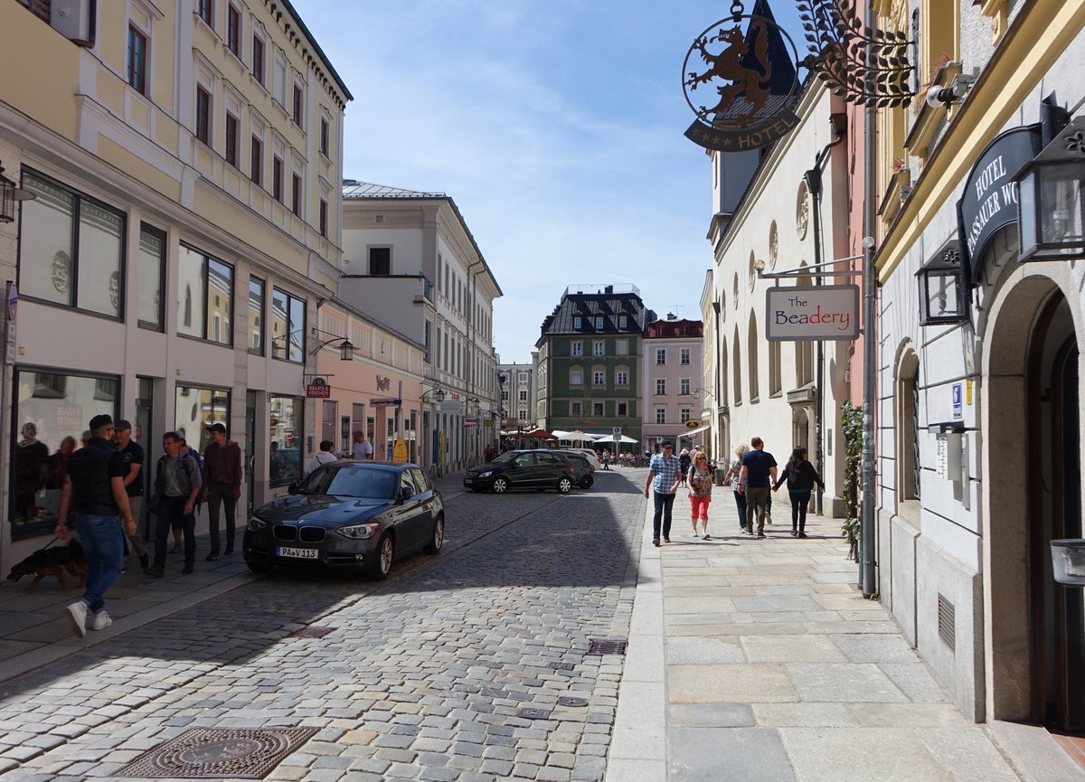 Passau, historische Gebude und Spitalkirche St. Johann am Rindermarkt (22.04.2019)