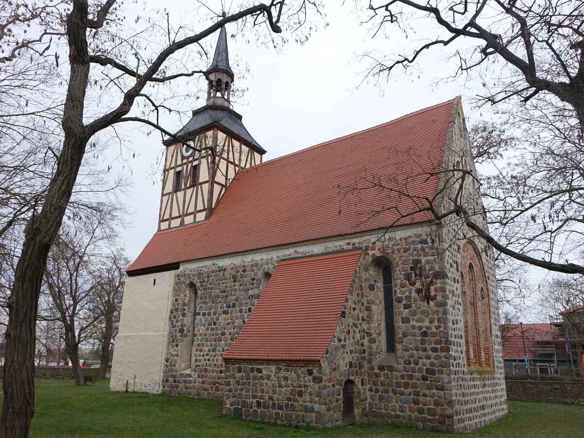 Passow, evangelische Dorfkirche, Feldsteinkirche aus dem 13. Jahrhundert,  Westturm erbaut im 18. Jahrhundert (10.04.2026)