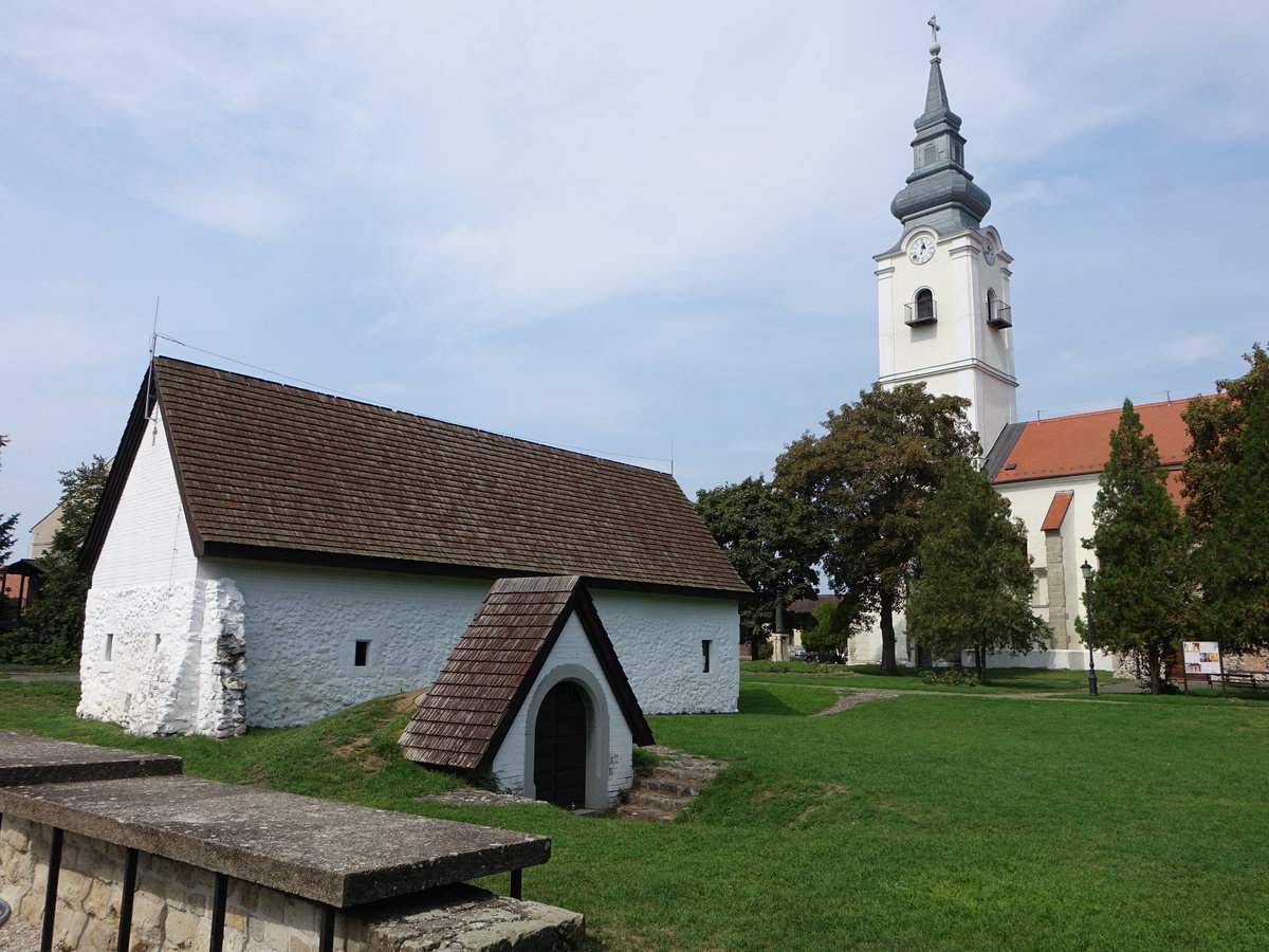 Paszt, ehem. Schulmeisterhaus aus dem 16. Jahrhundert vor der Kirche (03.09.2018)