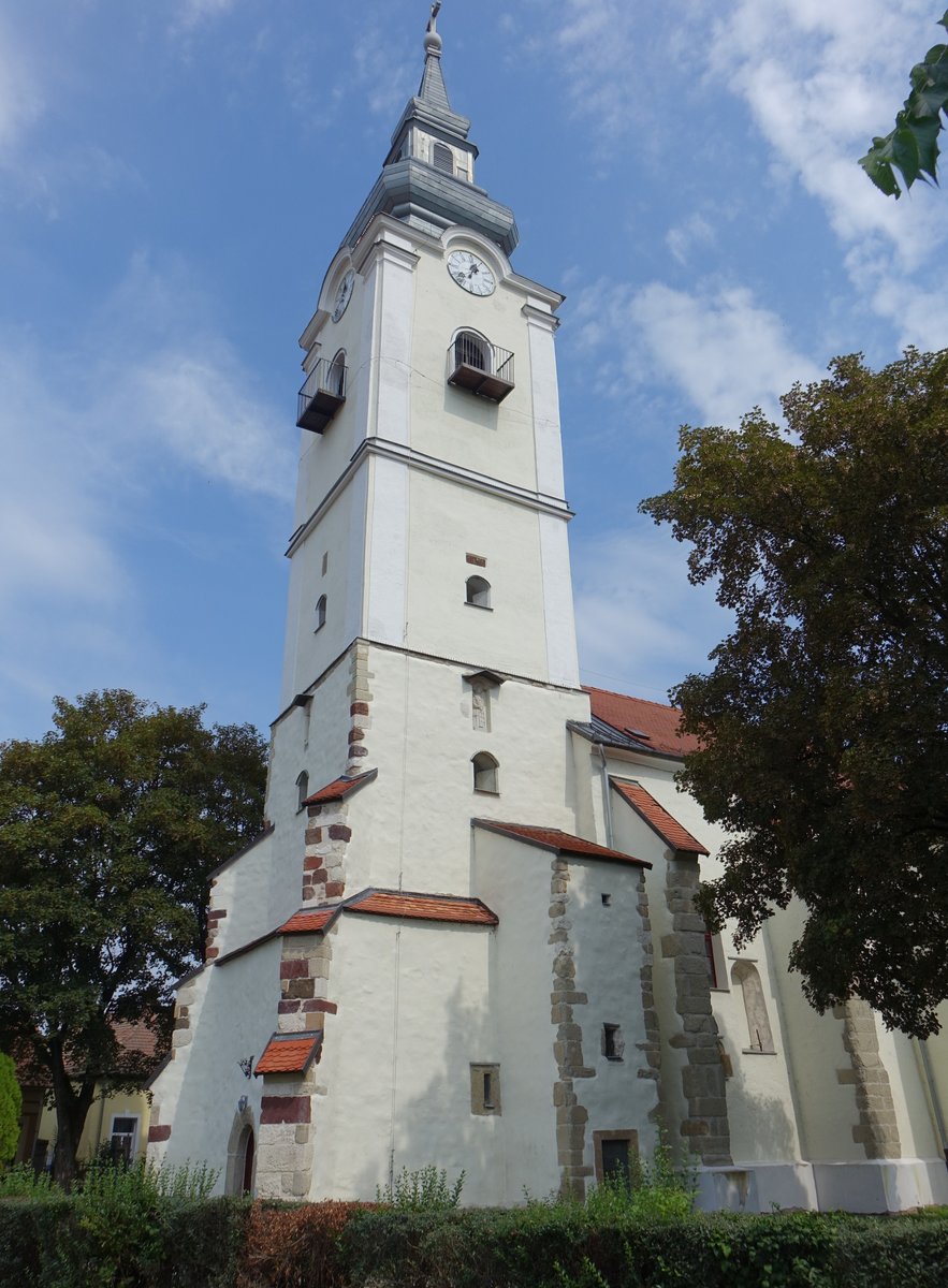 Paszt, Pfarrkirche St. Laurentius, erbaut um 1277 im sptromanischen Stil, gotischer Umbau im 14. Jahrhundert (03.09.2018)