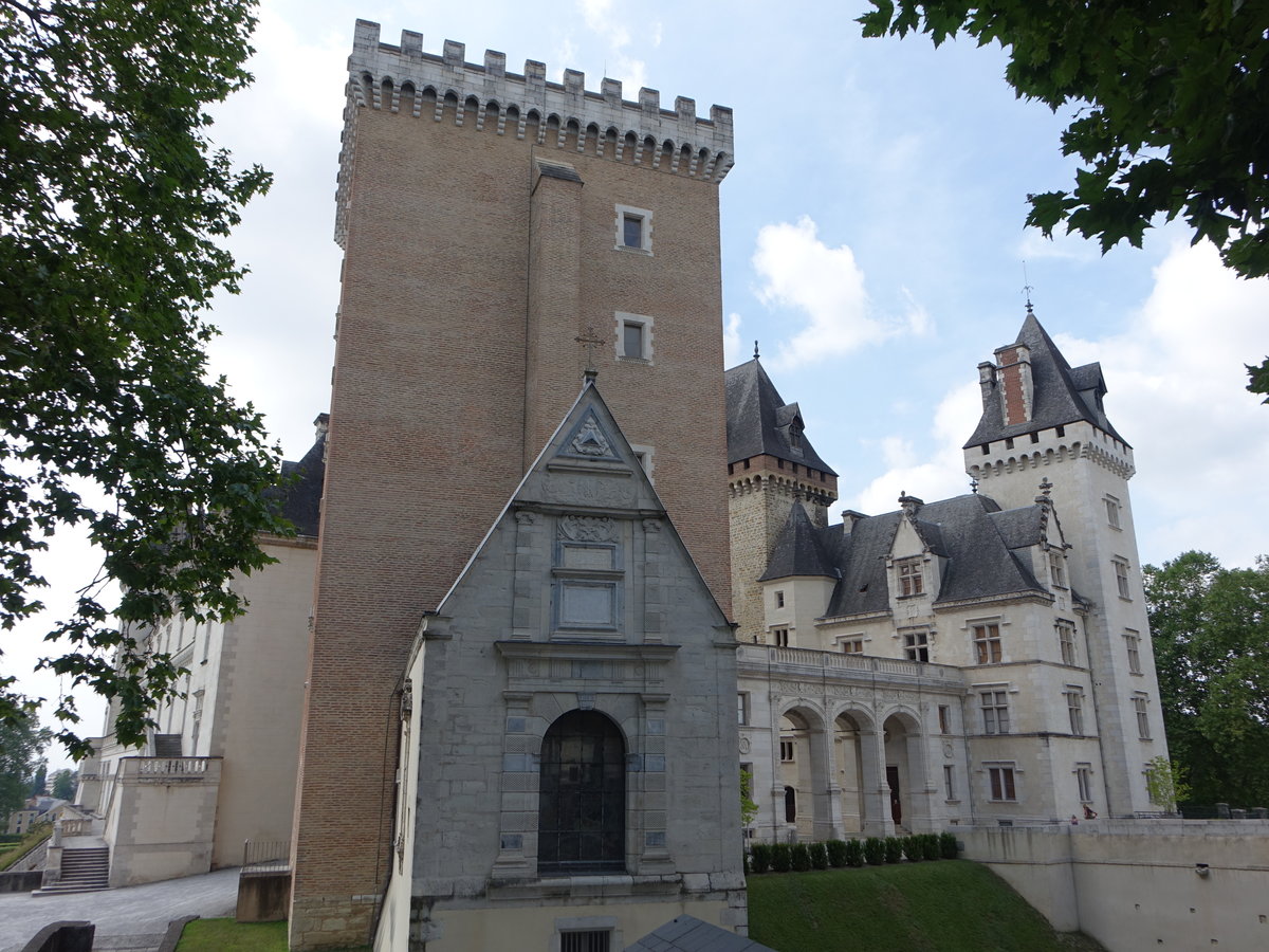 Pau, Schloss mit Schloturm von 1370, Schloss erbaut im 15. Jahrhundert durch Gaston de Foix (27.07.2018)
