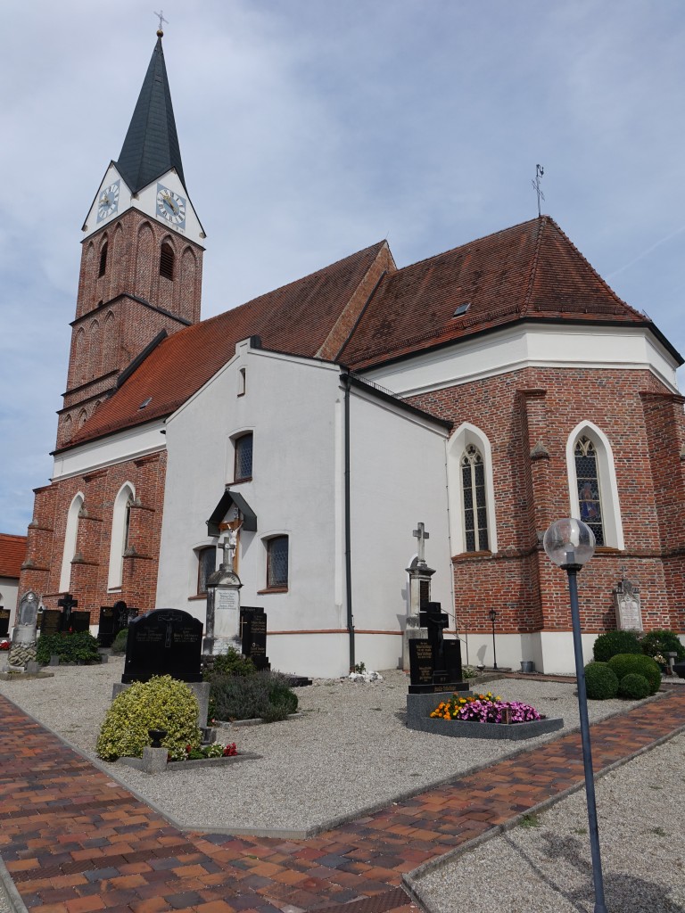 Pauluszell, Pfarrkirche Pauli Bekehrung, sptgotische Wandpfeilerkirche, erbaut im 15. Jahrhundert, backsteinsichtiger Saalbau mit eingezogenem Chor und Westturm (15.08.2015)