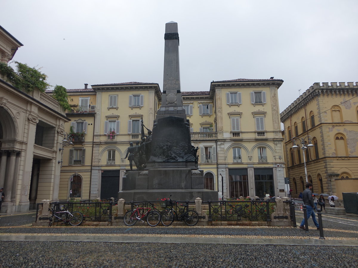 Pavia, Denkmal Alla Famiglia Cairoli la Patria in der Via Varese (01.10.2018)