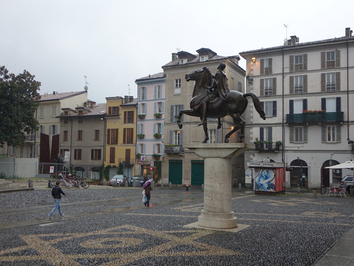 Pavia, Denkmal an der Piazza del Duomo (01.10.2018)