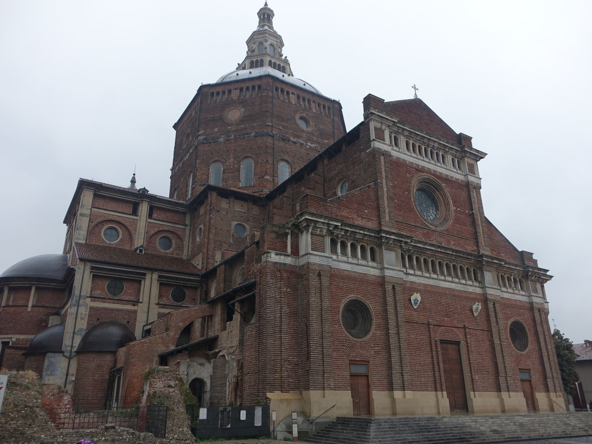 Pavia, Dom, erbaut ab 1488, Kuppel erbaut von 1762 bis 1768, Fassade von 1898 (01.10.2018)