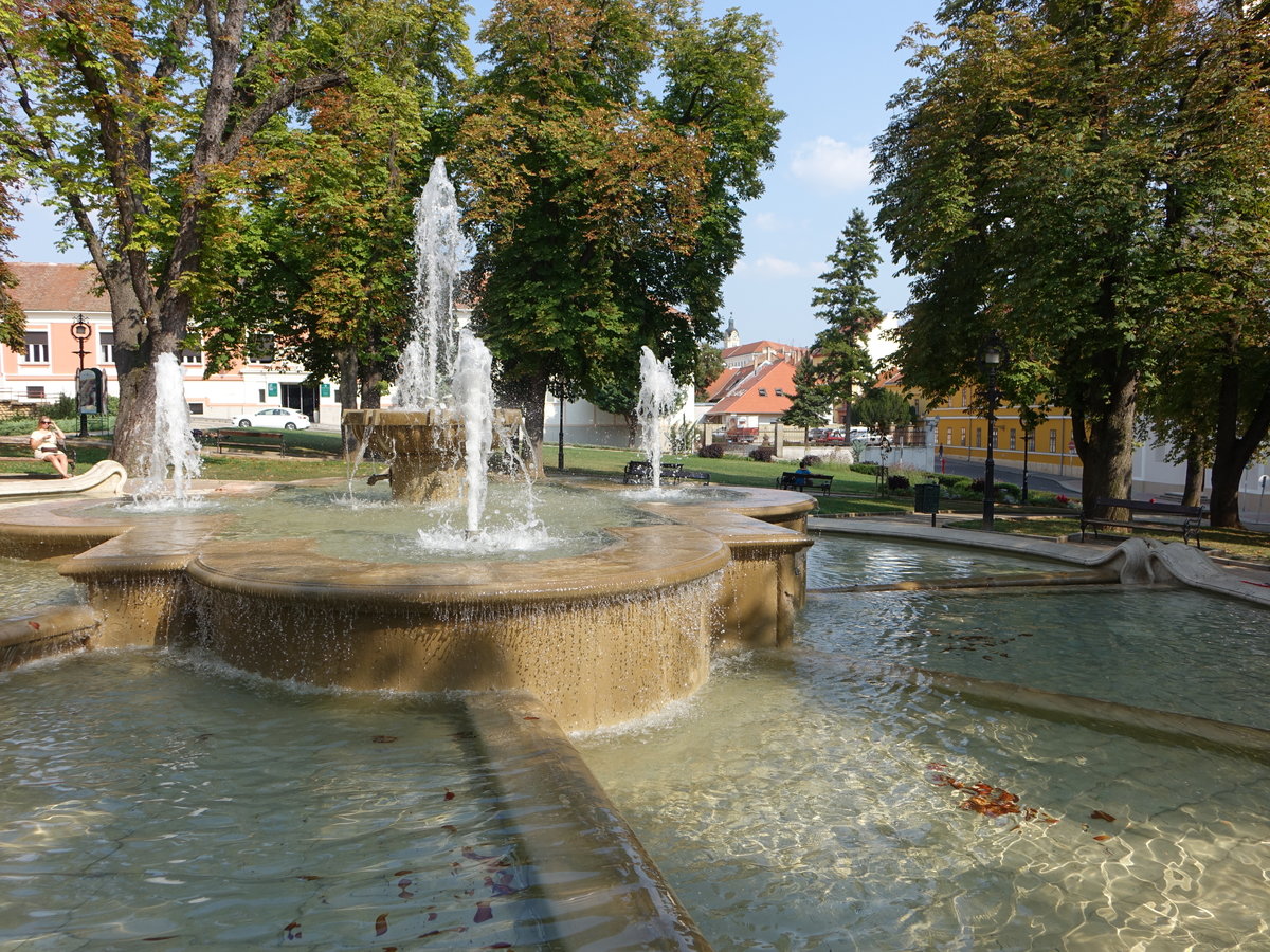 Pecs, Brunnen am Szent Istvan Ter (31.08.2018)