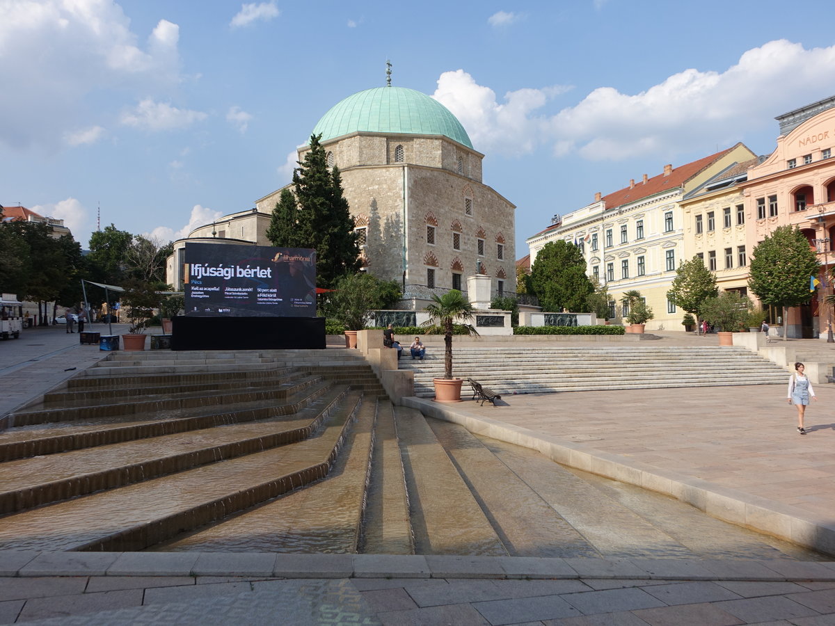 Pecs, Brunnen und Belvarosi Templon am Szechenyi Ter (31.08.2018)