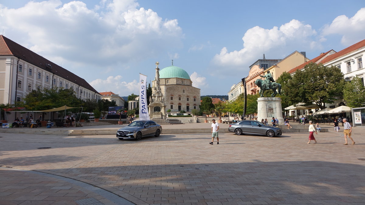 Pecs, Dreifaltigkeitssule und Denkmal fr Janos Hunyadi am Szechenyi Ter (31.08.2018)