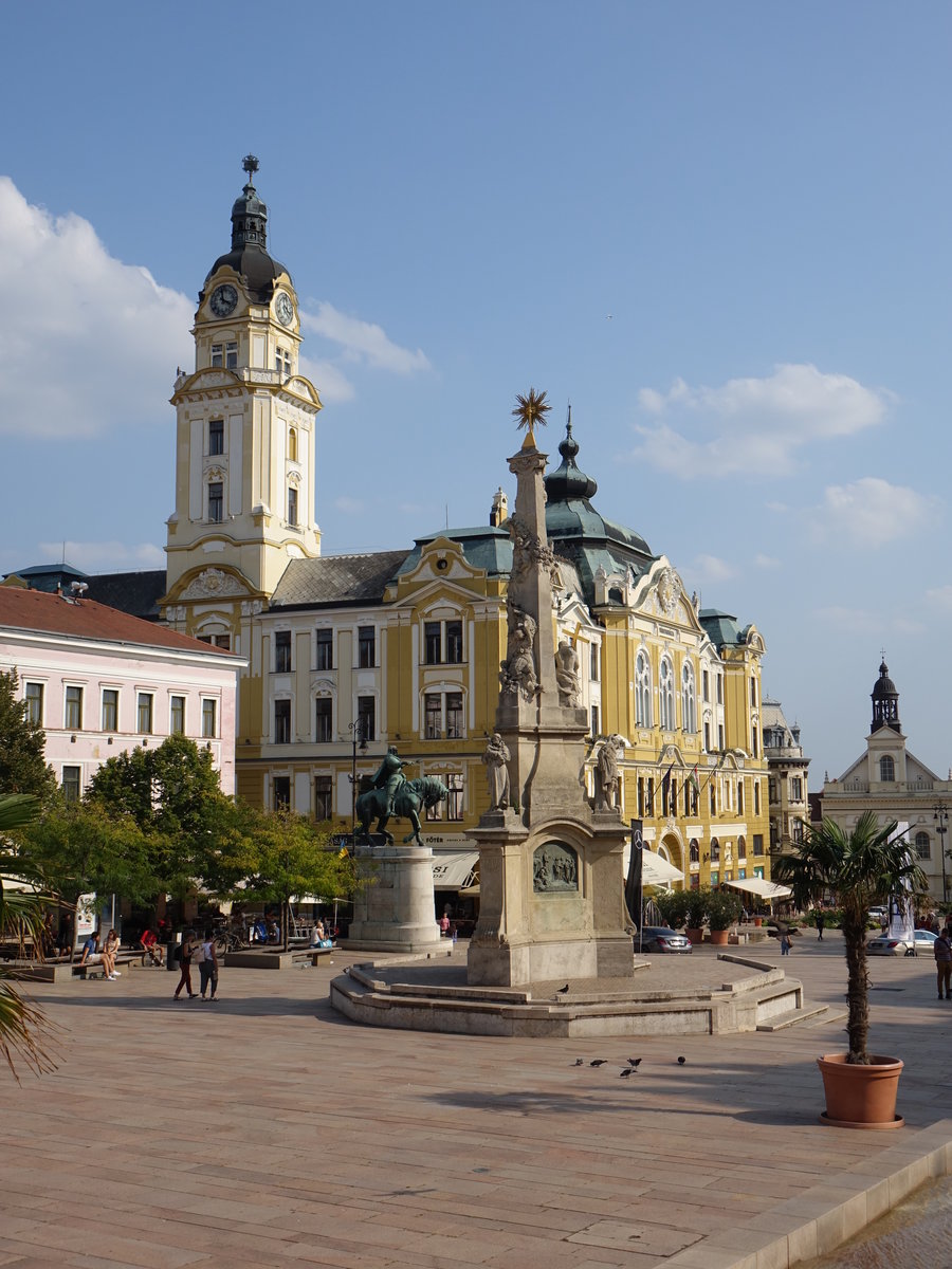 Pecs, Dreifaltigkeitssule und historisches Rathaus am Szechenyi Ter (31.08.2018)