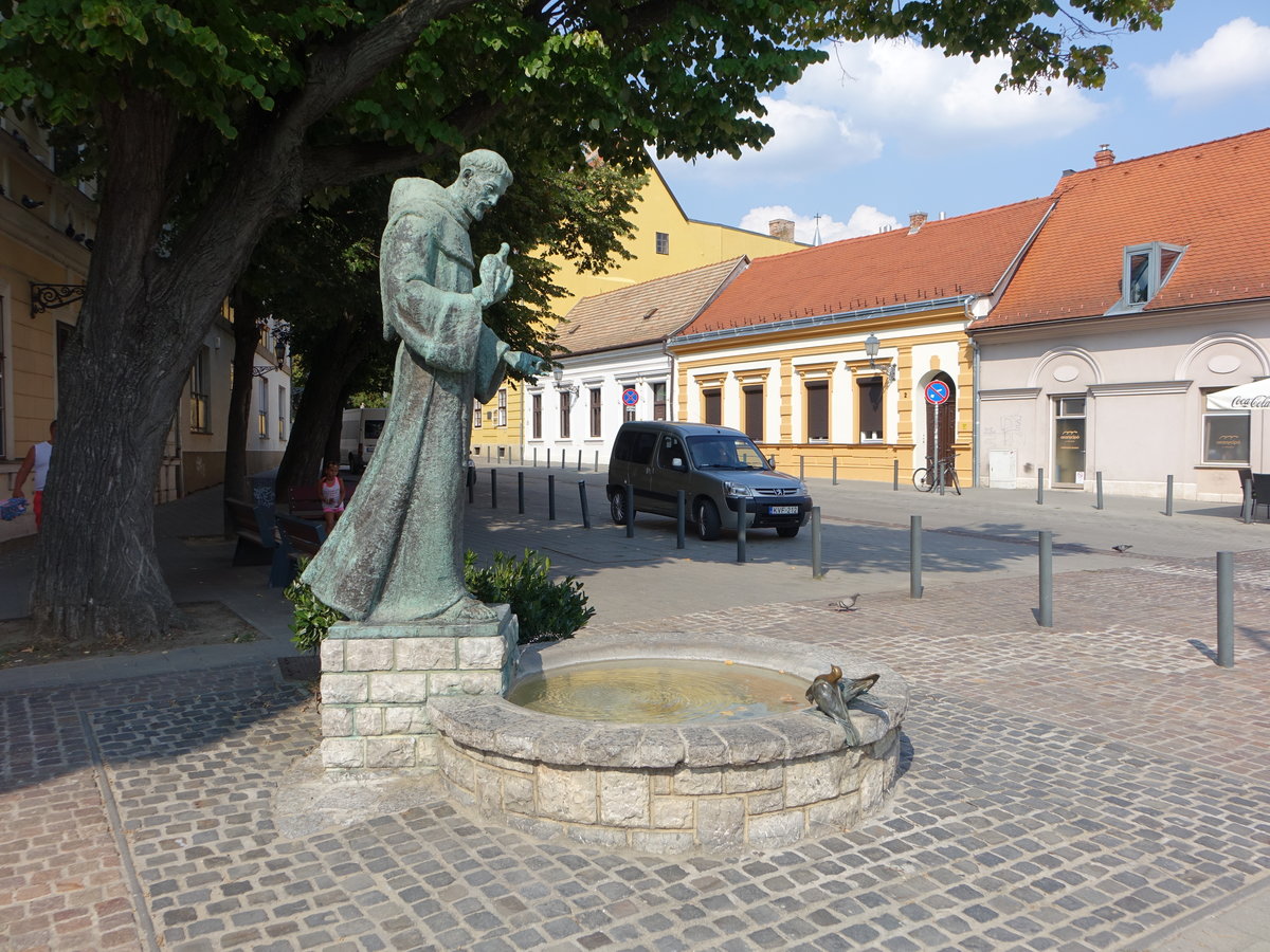 Pecs, Franziskanerstatue in der Ferencesek Utca (31.08.2018)