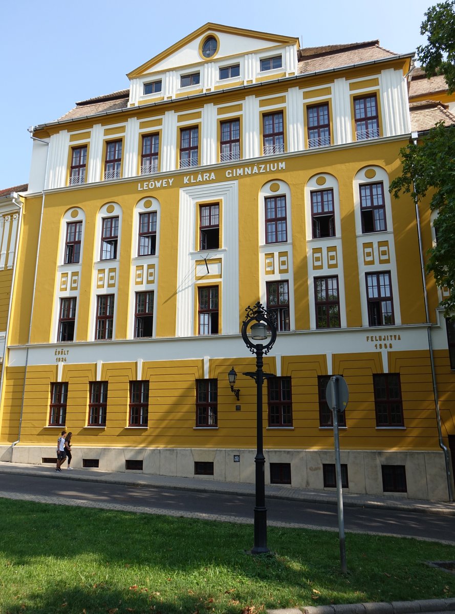 Pecs, Gebude des Lewey Klara Gymnasium am Szent Istvan Ter (31.08.2018)