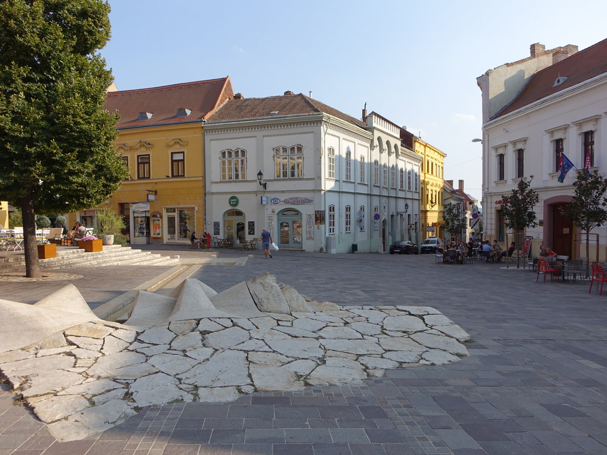 Pecs, historische Huser am Jokai Ter Platz (31.08.2018)