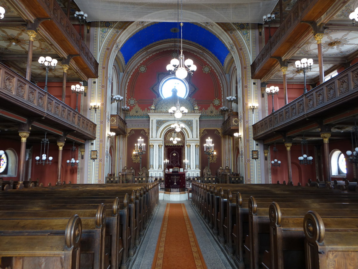 Pecs, orrginaler Innenraum der groen Synagoge. Unter einem groen Ziborium aus mchtigen Marmorsulen befindet sich der Thora-Tisch und das Buch der Trnen, welches die Namen von 3022 Juden enthlt, die whrend Zweiten Weltkrieges hauptschlich ins Konzentrationslager Auschwitz deportiert und ermordet wurden (31.08.2018)