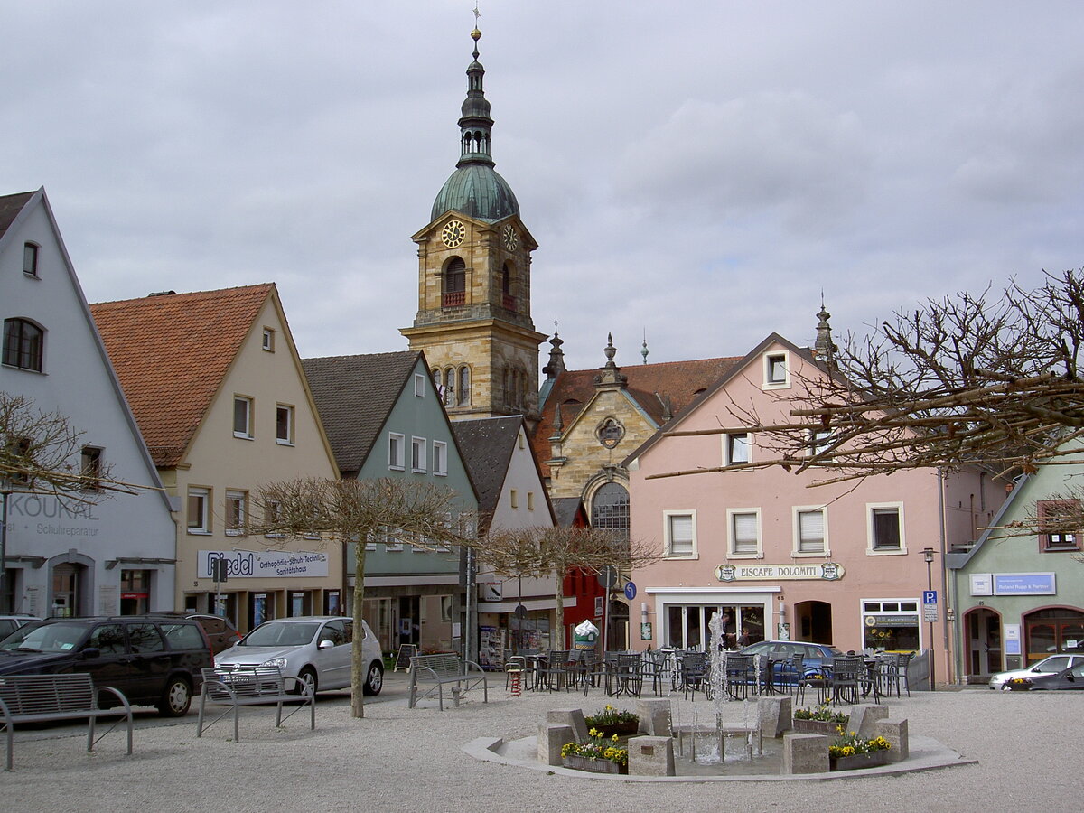 Pegnitz, Huser und Pfarrkirche St. Bartholomus an der Hauptstrae (21.04.2012)