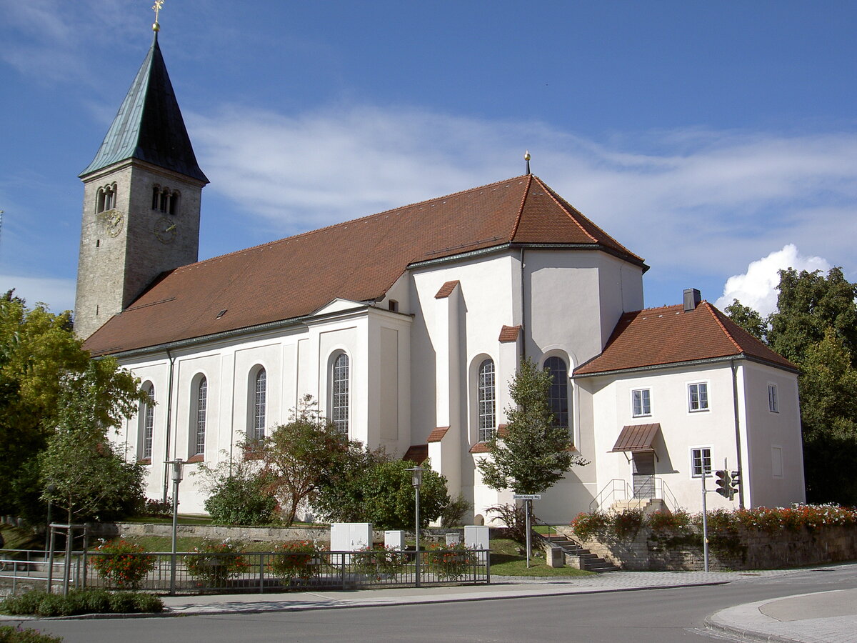 Peiting, Pfarrkirche St. Michael, Saalbau mit stark eingezogenem Polygonalchor, Chor sptgotisch, Langhaus erbaut von 1783 bis 1785 durch Anton Baumgartner, verlngert nach Westen von 1855 bis 1856 (03.10.2012)