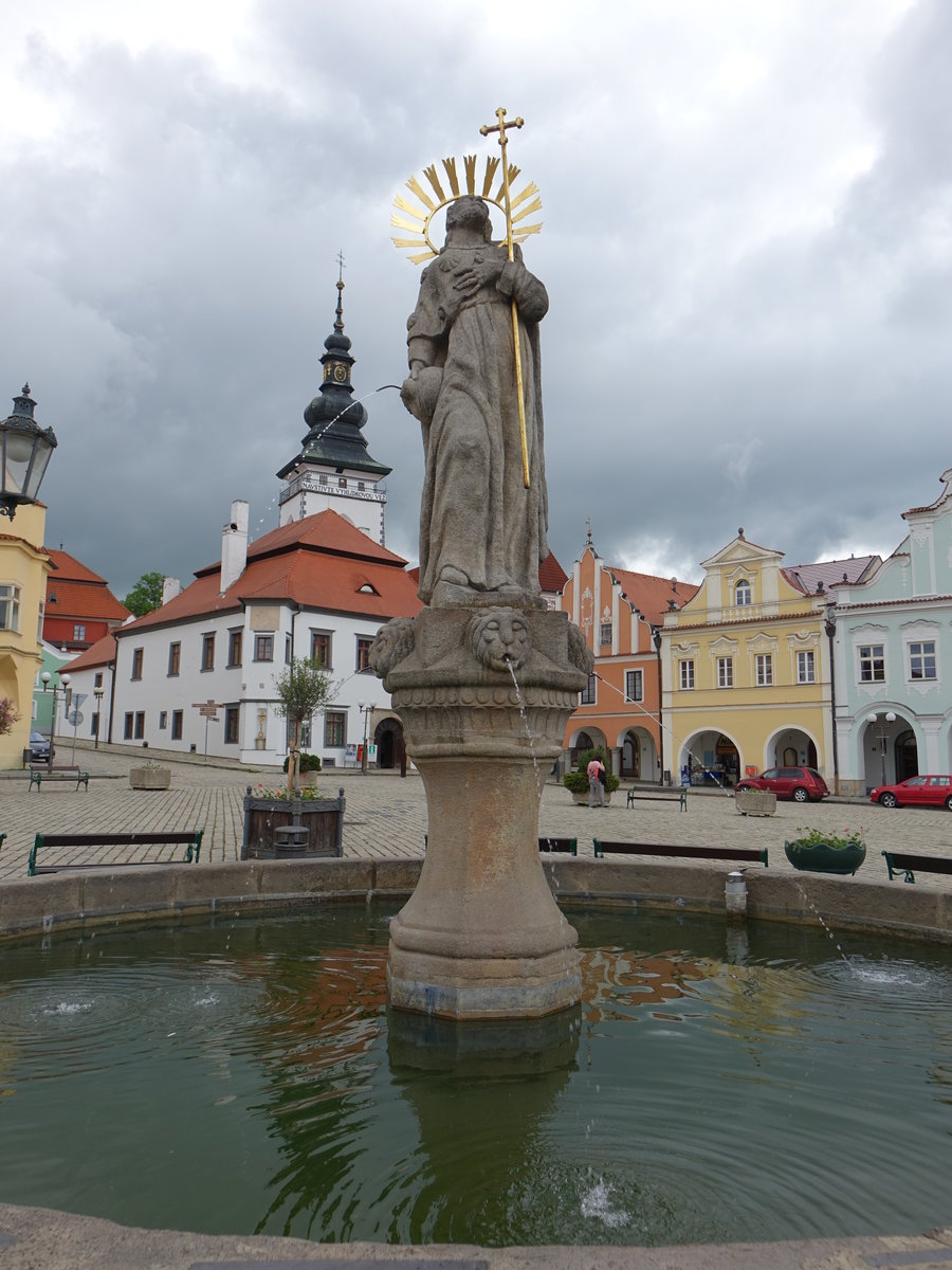 Pelhřimov/Pilgrams, Rathaus und Brunnen am Masarykovo Namesti (28.05.2019)