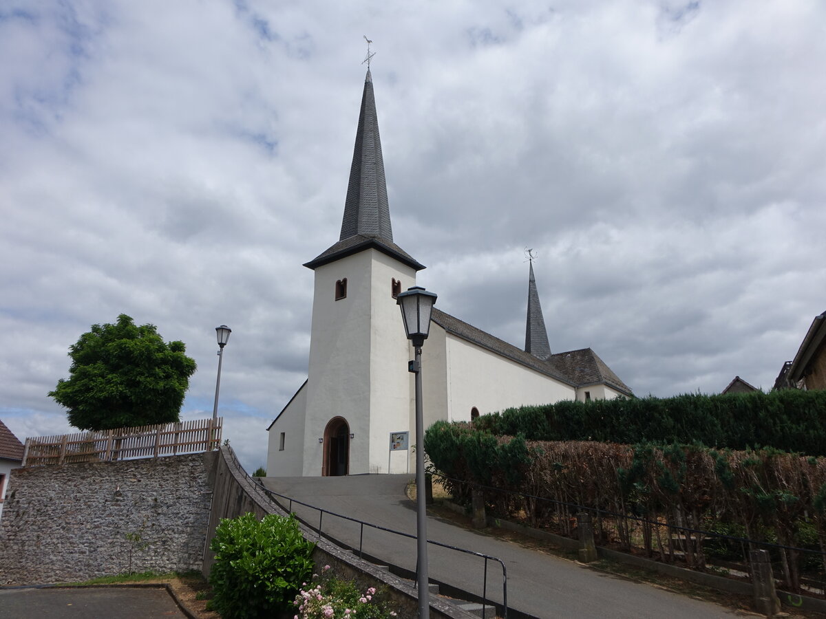 Pelm, Filialkirche St. Willibrord, romanischer Westturm, Langhaus erbaut 1746, erweitert 1965 (20.07.2026)
