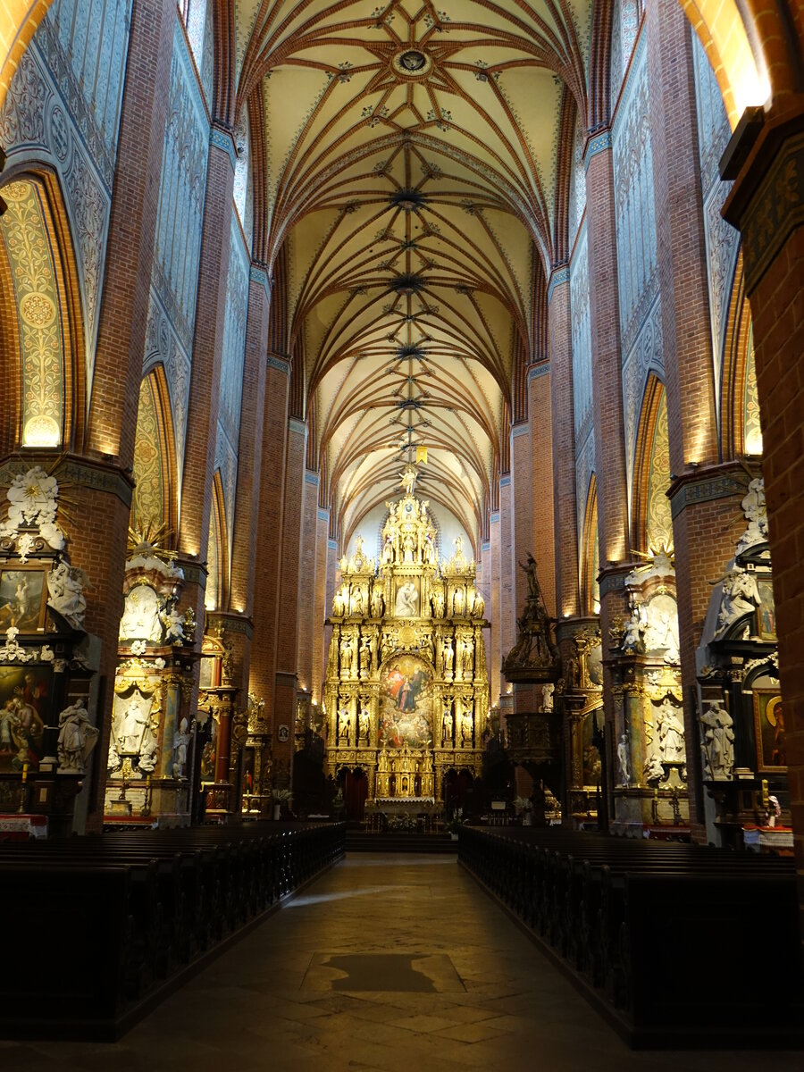 Pelplin, Innenraum der Klosterkirche Maria Himmelfahrt, barocker Hochaltar von 1625 mit einem Altarblatt von Hermann Hahn,  geschnitztes Chorgesthl aus dem 15. Jahrhundert (03.08.2021)