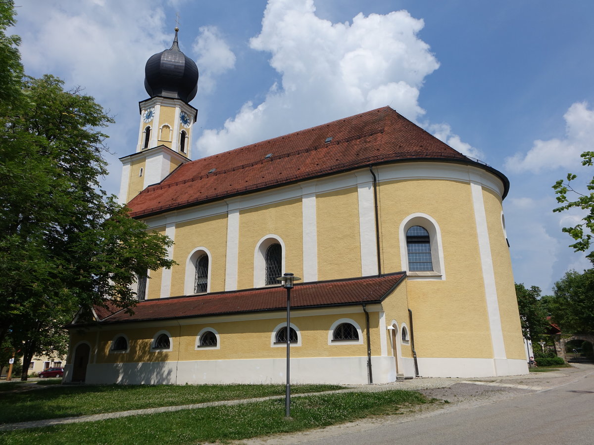 Pemfling, kath. Pfarrkirche St. Andreas, Saalbau mit abgewalmtem Satteldach, erbaut von 1727 bis 1736 von Wolf Gallus, sptbarock (03.06.2017)