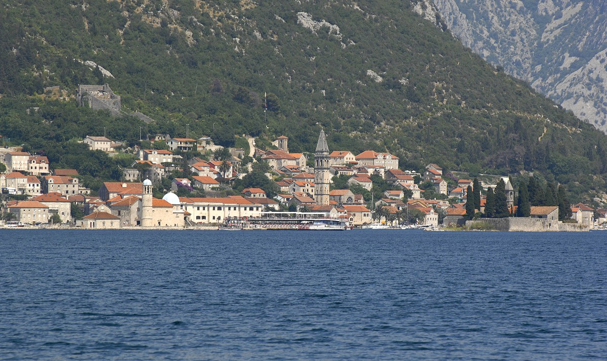 Perast vom Boot aus gesehen. Aufnahmedatum: 2. Juli 2012.