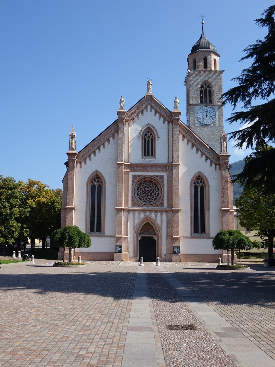 Pergine Valsugana, Pfarrkirche della Nativita di Maria Santissima, Campanile erbaut von 1511 bis 1518, Langhaus erbaut im 16. Jahrhundert (16.09.2019)