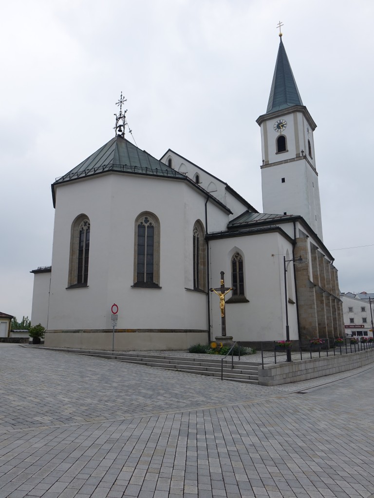 Perlesreut, St. Andreas Kirche, dreischiffige Hallenkirche mit erhhtem Mittelschiff, Turmunterbau sptgotisch, Langhaus neugotisch erbaut von 1885 bis 1886 (24.05.2015)