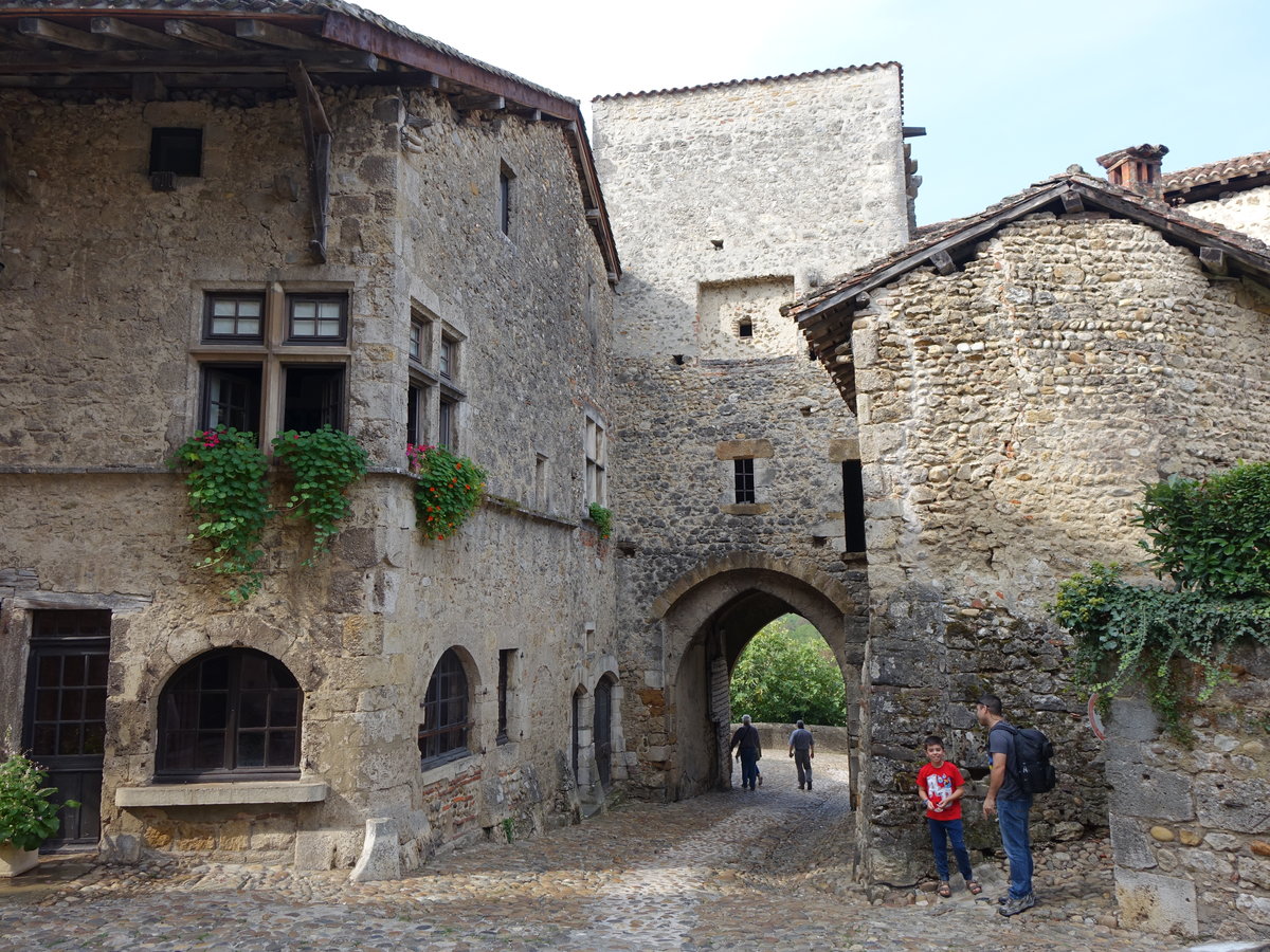 Perouges, Altstadttor Porte de En-Haut, erbaut im 13. Jahrhundert (23.09.2016)