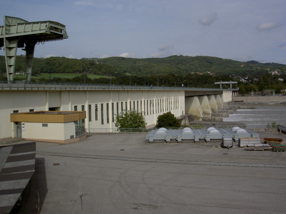 Persenbeug, Donaukraftwerk Ybbs-Persenbeug, Laufkraftwerk, erbaut von 1954 bis 1959 durch Architekt Karl Hauschka mit 460 Meter Staumauer (22.09.2013)