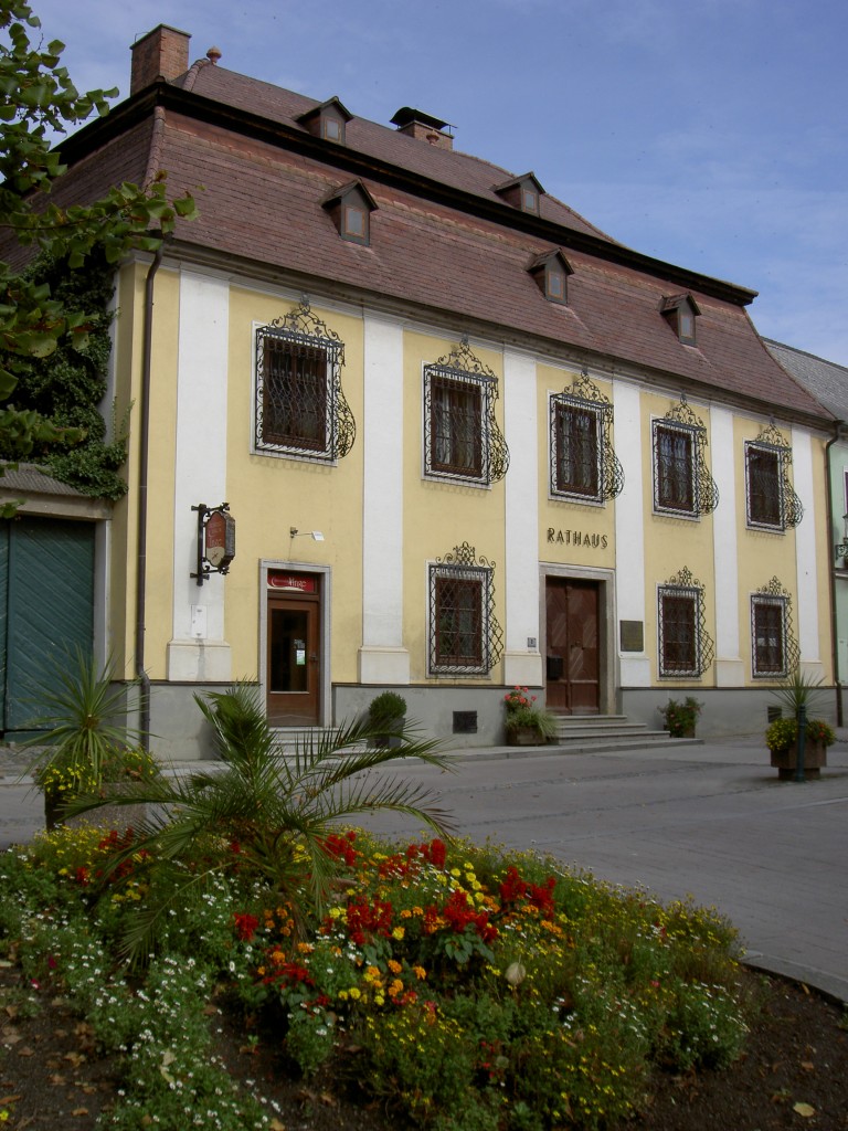 Persenbeug, Rathaus am Rathausplatz 1, erbaut im 16. Jahrhundert, blockhafter Bau mit Mansardenwalmdach (22.09.2013)