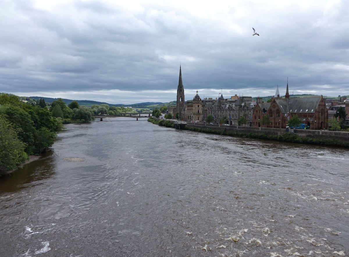 Perth, Tay River mit St. Matthew Kirche und Altstadt (08.07.2015)