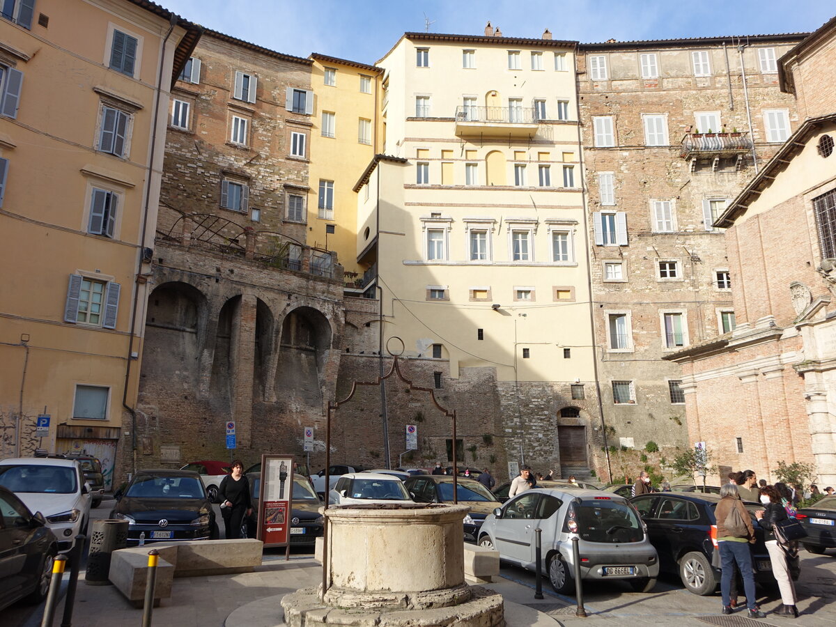 Perugia, Brunnen und Gebude an der Piazza Piccino (26.03.2022)