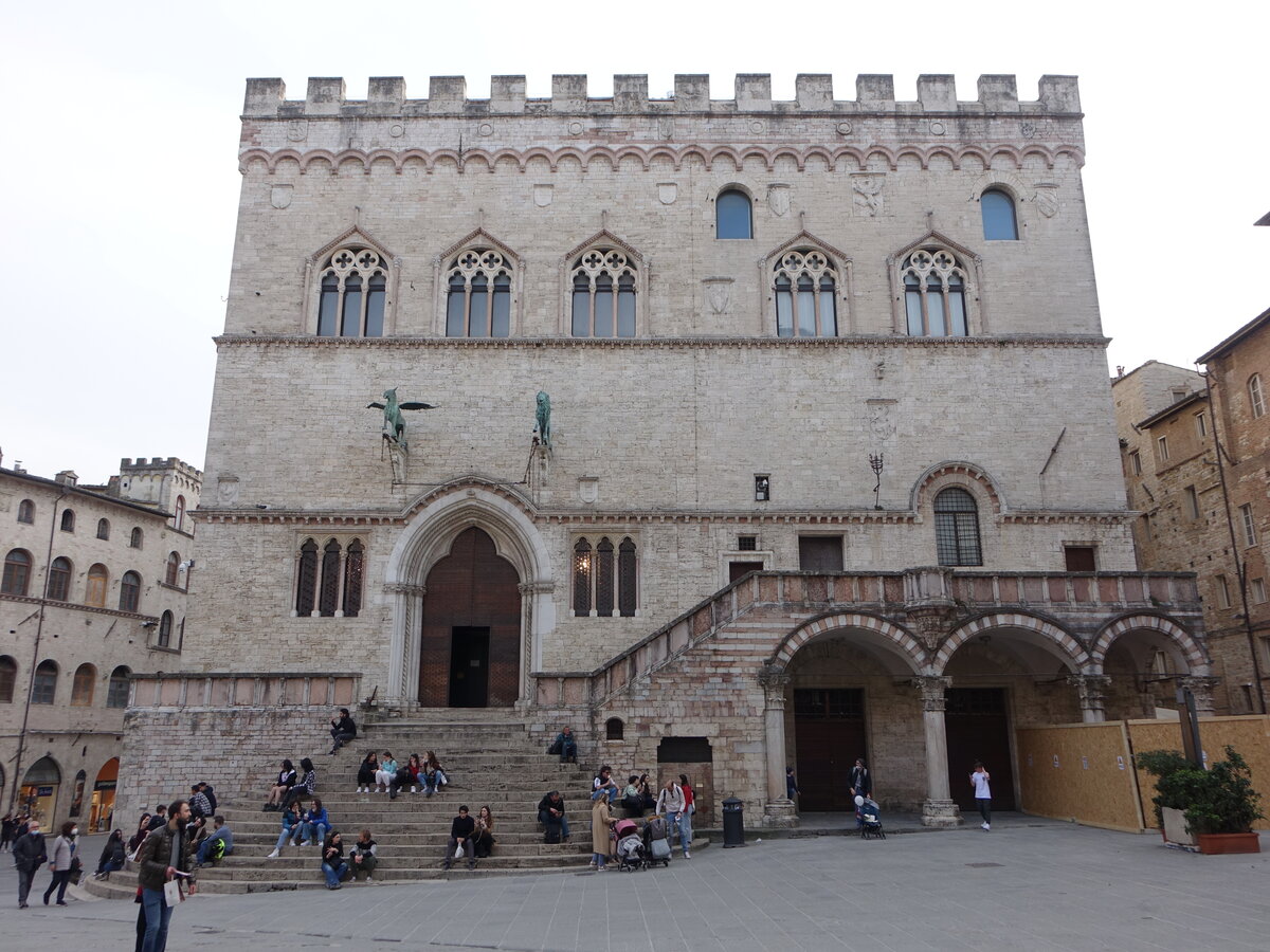Perugia, Palazzo dei Priori, erbaut im 16. Jahrhundert aus lokalem Travertin und aus weiem und rotem Stein aus dem benachbarten Bettona (26.03.2022)