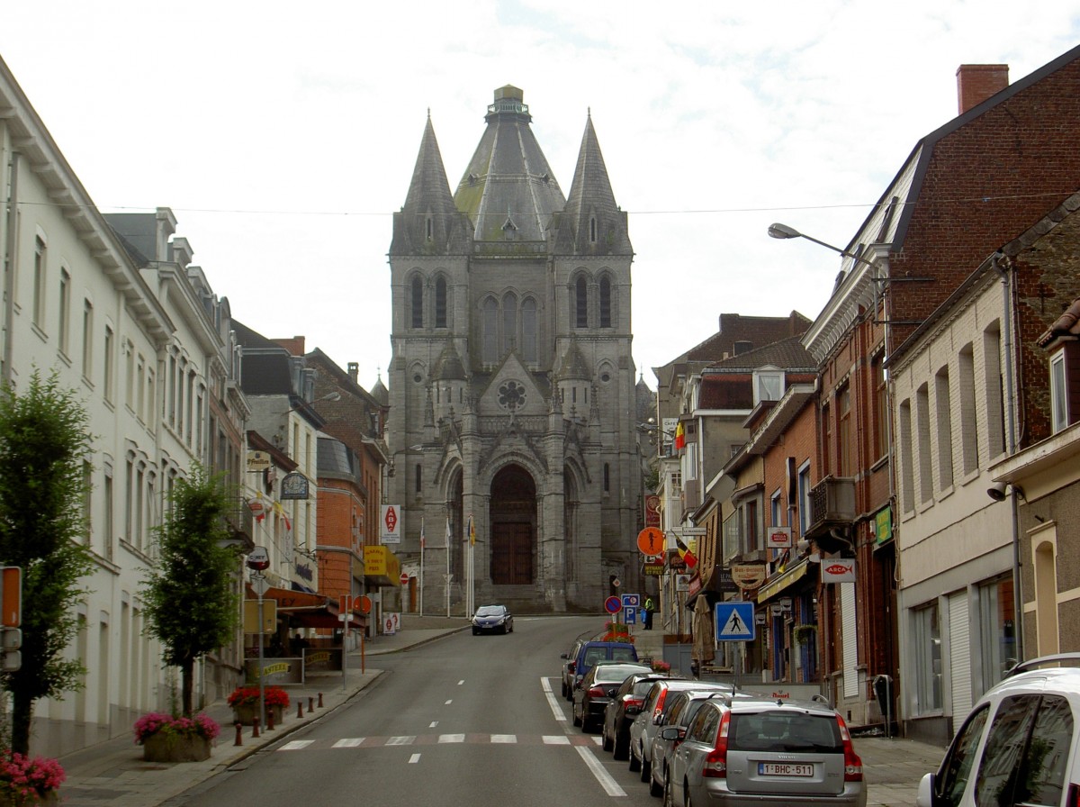 Peruwelz, Basilika Notre Dame de Bon-Secours am Place Absil, erbaut im 16. Jahrhundert (30.06.2014)
