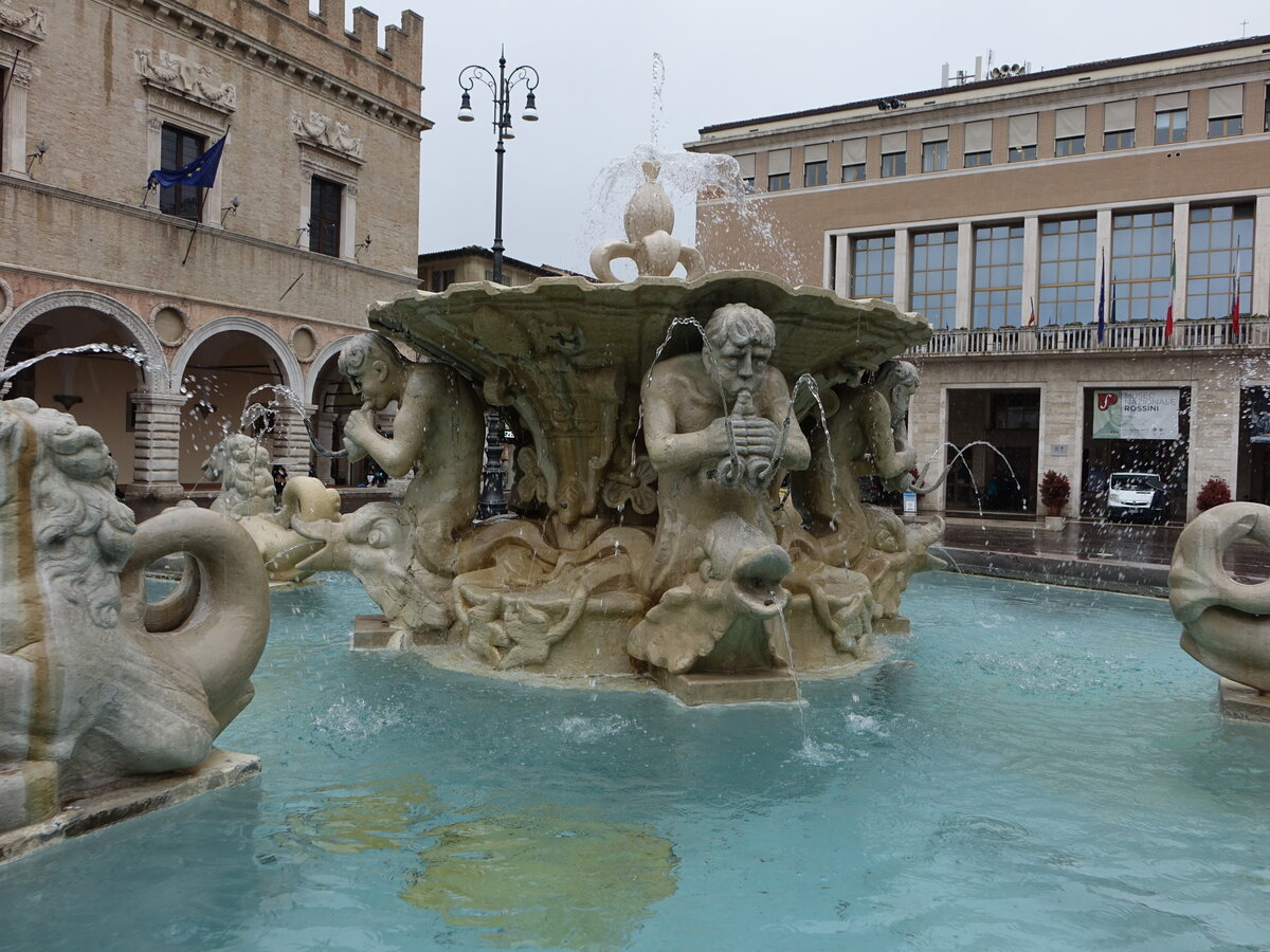 Pesaro, Brunnen an der Piazza del Popolo (31.03.2022)