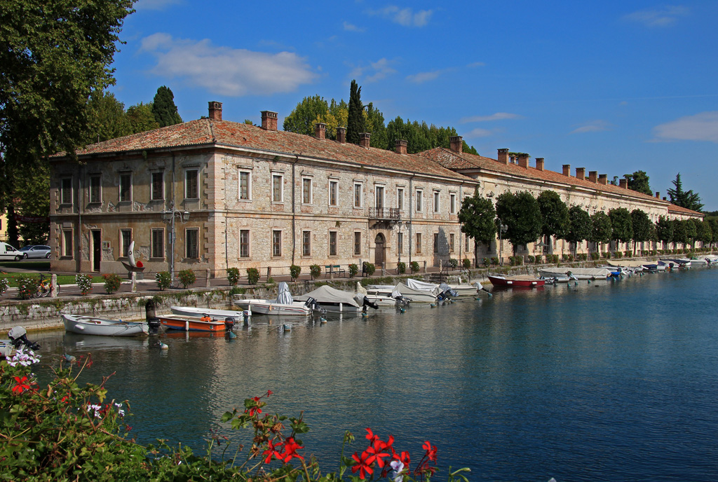 Peschiera del Garda, am Sdostufer des Gardasees. Da die Altstadt komplett von Kanlen umschlossen ist, bietet sich hier schon ein wenig venezianisches Flair. Die Aufnahme entstand im September 2016.