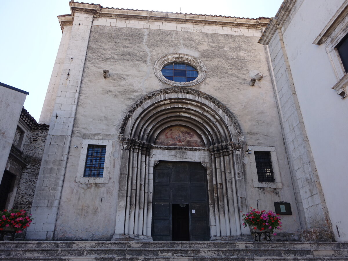 Pescocostanzo, Basilika Santa Maria del Colle, erbaut ab 1466, erweitert 1558, Fassade und Portal 16. Jahrhundert (17.09.2022)
