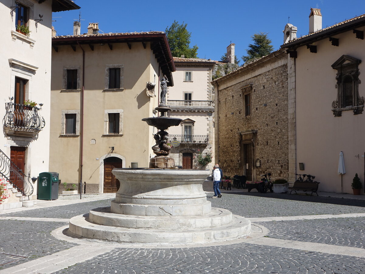 Pescocostanzo, Brunnen an der Piazza Municipio (17.09.2022)