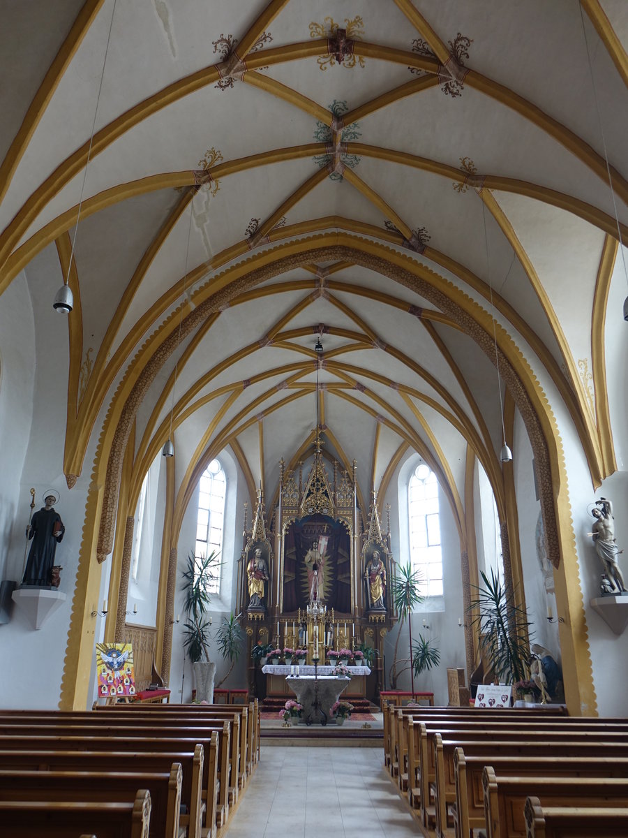 Peterskirchen, gotischer Innenraum der Pfarrkirche St. Peter und Paul (23.04.2017)