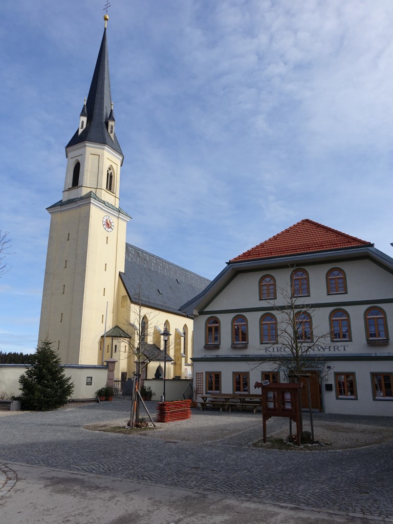 Peterskirchen, St. Peter und Paul Kirche und Kirchenwirt am Dorfplatz, Kirche einschiffiger sptgotischer Bau, erbaut im 15. Jahrhundert (14.02.2016)