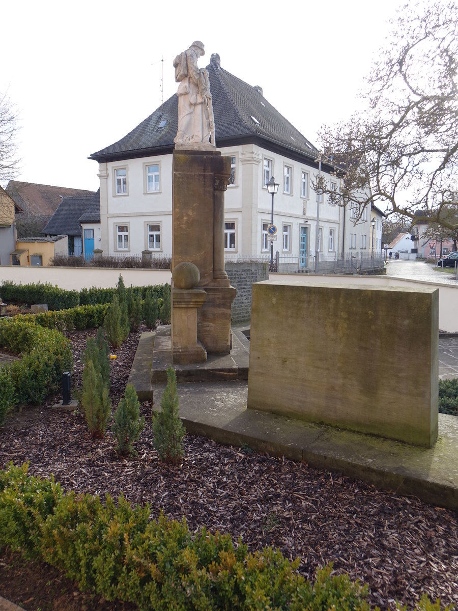 Pettstadt, Kriegerdenkmal und Rathaus am Kirchplatz (11.03.2018)