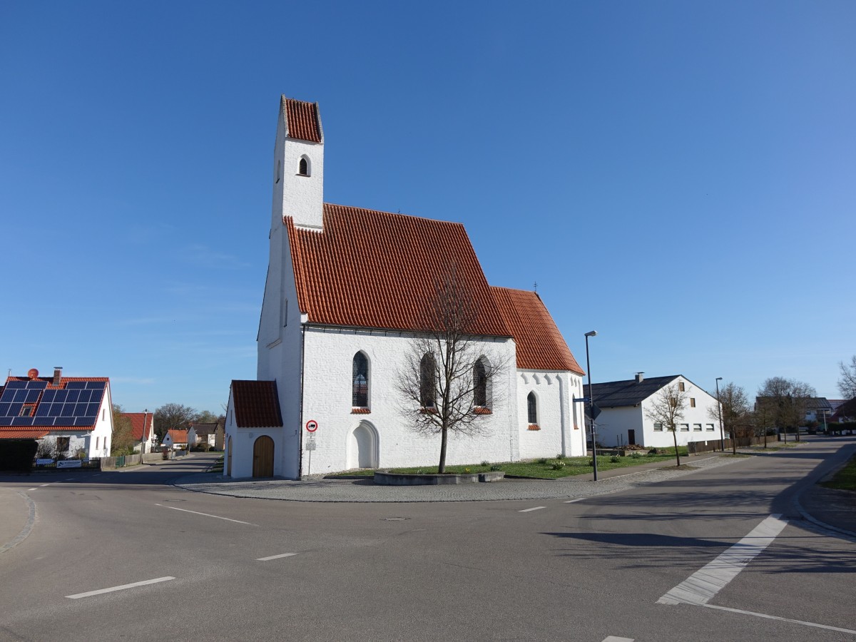 Peutenhausen, Hl. Dreifaltigkeits Kirche, verputzter Backsteinbau mit Dachreiter, erbaut im 15. Jahrhundert (15.04.2015)