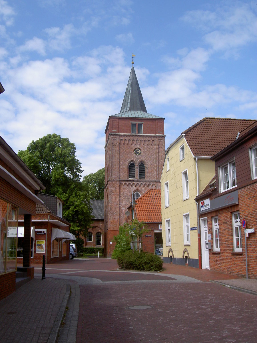 Pewsum, Ev. Pfarrkirche St. Nicolai, erbaut im 15. Jahrhundert (26.05.2011)