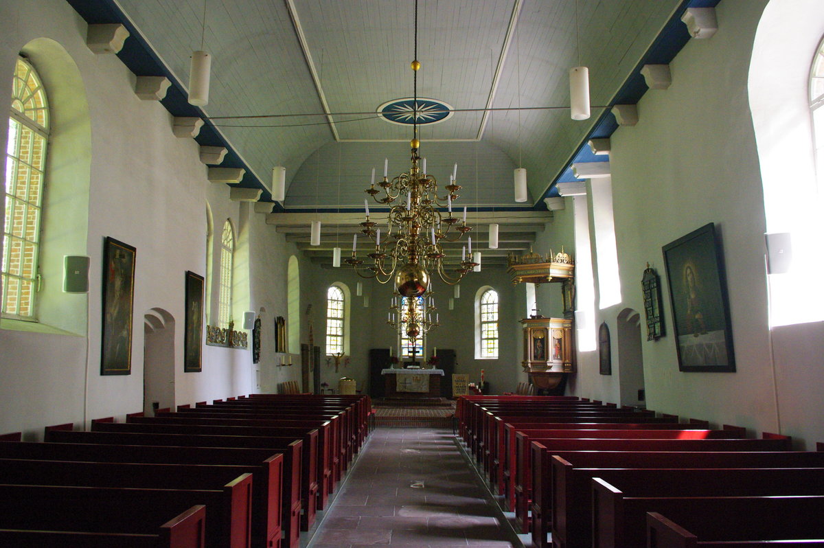 Pewsum, Innenraum mit Holztonnengewölbe in der Ev. Nicolai-Kirche, Kanzel von 1618 (26.05.2011)