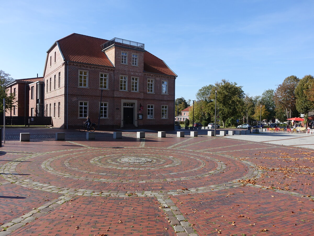 Pewsum, Rathausgebude am Drostenplatz (09.10.2021)